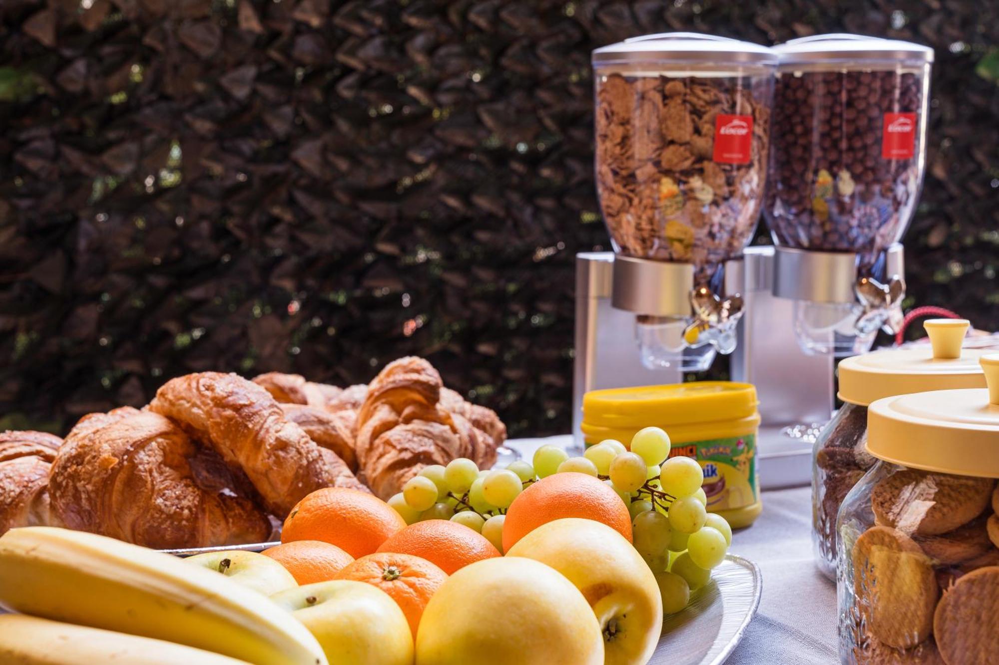 B&B La Corte And Home Restaurant - Free Parking - 10 Minutes To The Lake And Centre Como Exteriör bild