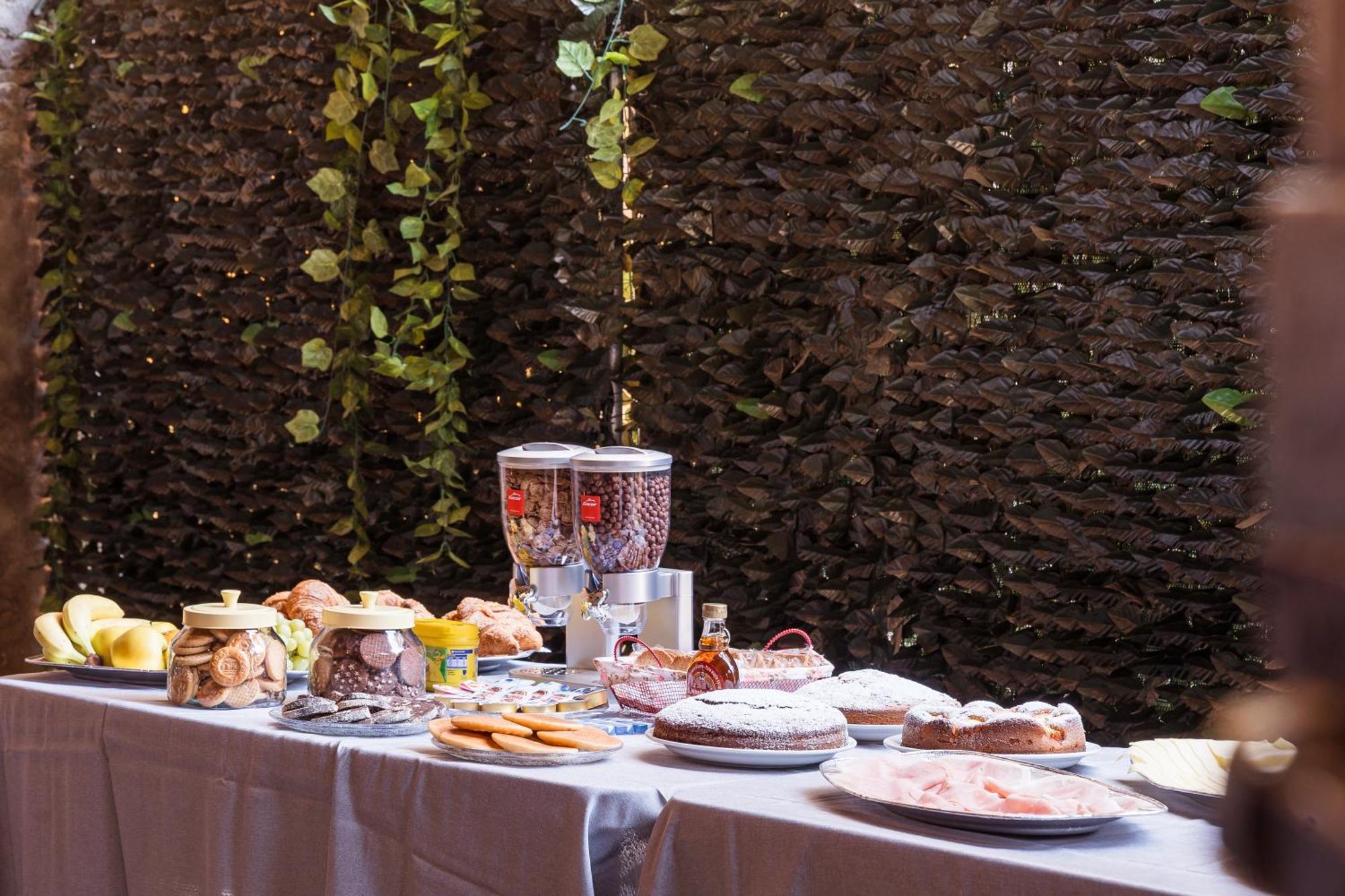 B&B La Corte And Home Restaurant - Free Parking - 10 Minutes To The Lake And Centre Como Exteriör bild