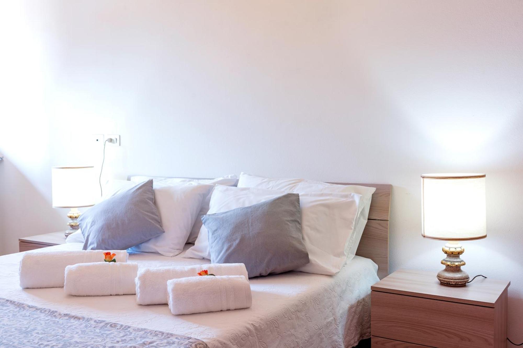B&B La Corte And Home Restaurant - Free Parking - 10 Minutes To The Lake And Centre Como Exteriör bild
